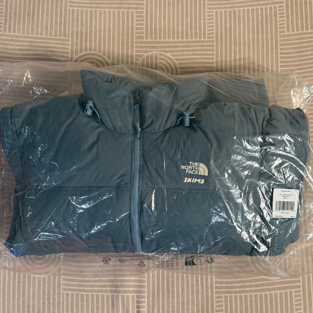 The North Face x SKIMS | 1996 Nupste Jacket - Picture 4 of 5
